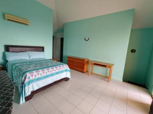 una camera con letto e cassettiera in legno di Beachfront Acqua Villa a Five Islands Village