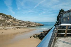 een balkon met uitzicht op het strand bij Apartamento Pericote in Llanes