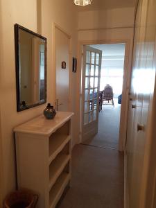 讷沙泰勒阿尔代洛Espadon的墙上有水槽和镜子的浴室