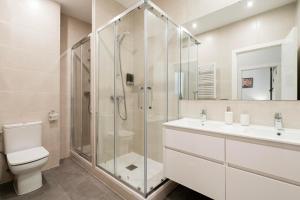 un bagno con doccia, WC e lavandino di Atocha3 Superb Location - 4Bedrooms 2 Baths a Madrid Altre 39 foto