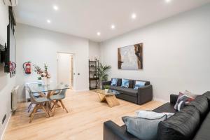 un soggiorno con un divano e un tavolo di vetro di Atocha3 Superb Location - 4Bedrooms 2 Baths a Madrid