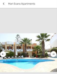 Bazén v ubytování Mari Evans Apartments nebo v jeho okolí