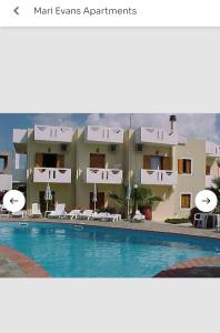Bazén v ubytování Mari Evans Apartments nebo v jeho okolí + 3 fotografie