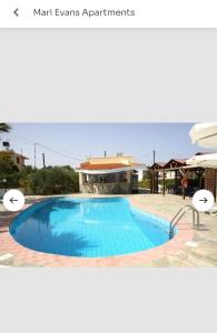 Bazén v ubytování Mari Evans Apartments nebo v jeho okolí