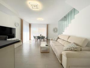 uma sala de estar branca com um sofá e uma mesa em Perfect Getaway Villa em Gran Alacant