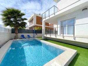 una piscina en el patio trasero de una casa en Perfect Getaway Villa, en Gran Alacant