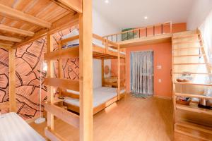 ハロンにあるNhà Mình Homestay Doubleの二段ベッド2組が備わる壁の客室です。