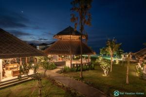 - Vistas al complejo por la noche con el océano en Premium 3BR Villa +Ocean view + Private Pool!, en Tegallengah