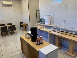 Iidamachiにあるビジネスホテル 山手INNの広い客室で、キッチン(テーブル、椅子付)が備わります。