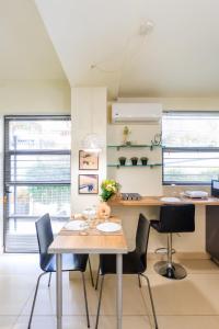 Kuchyň nebo kuchyňský kout v ubytování Aiolos GLYFADA luxury apartment