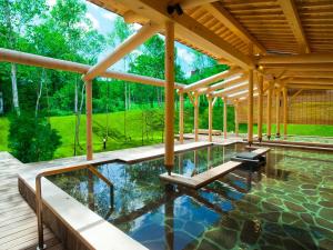 - une piscine intérieure avec un pavillon en bois et une terrasse dans l'établissement ANA Crowne Plaza Resort Appi Kogen, an IHG Hotel, à Hachimantai