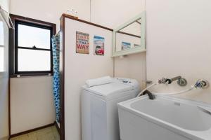 Malua Bay Beachfront - Pet and EV Friendly的一间浴室