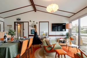 Malua Bay Beachfront - Pet and EV Friendly的电视和/或娱乐中心