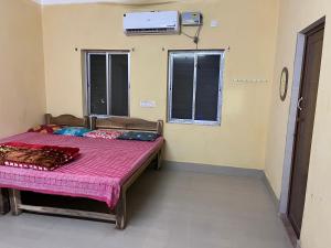 Een bed of bedden in een kamer bij RAJ MAHAL GUEST HOUSE