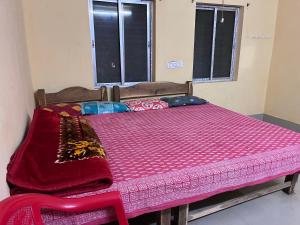 Een bed of bedden in een kamer bij RAJ MAHAL GUEST HOUSE
