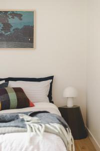1 dormitorio con 1 cama con una foto en la pared en Urban oasis with sauna en Wellington
