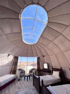 um quarto com duas camas e uma janela em Rum Oasis Luxury Camp em Wadi Rum