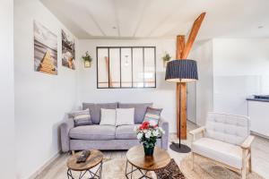 a living room with a couch and a table at Le Boisier - 3 min de la Gare Massy TGV - Cozy Houses in Palaiseau