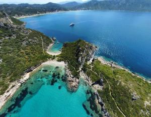 eine Luftaufnahme einer kleinen Insel im Wasser in der Unterkunft Fox Caravan in Afionas