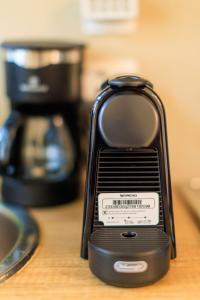 Příslušenství pro přípravu čaje a kávy v ubytování Aiolos GLYFADA luxury apartment + 20 fotografií