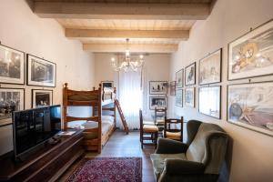 un soggiorno con TV e divano di Al Battistero Luxury Suite a Ravenna