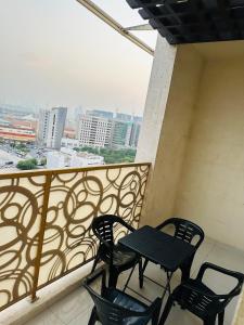 - un balcon avec une table et des chaises dans l'établissement Private Room in beautiful Appartment, à Dubaï