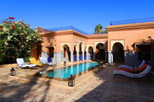 une cour avec une piscine dans une maison dans l'établissement Villa BEN - 3chambres, à Marrakech