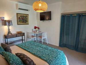 a bedroom with a bed and a table with a tableablish at Les Jardins d'Eleusis in Murs