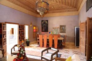 une salle à manger avec une table et un lustre dans l'établissement Villa BEN - 3chambres, à Marrakech