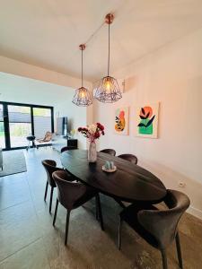 - une salle à manger avec une table et des chaises dans l'établissement Stylish Home near Maastricht Alicias house, à Lanaken