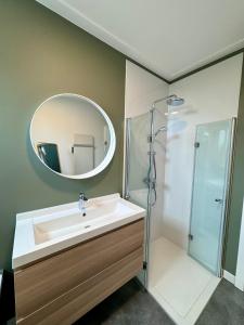 La salle de bains est pourvue d'un lavabo, d'une douche et d'un miroir. dans l'établissement Stylish Home near Maastricht Alicias house, à Lanaken