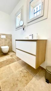 Villa Cacharelle Vue Mer Piscine的一间浴室