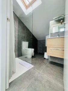デニアにあるEl sueño - Marenia's Dreamのバスルーム(トイレ、ガラス張りのシャワー付)