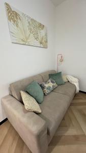ein Sofa im Wohnzimmer mit Kissen drauf in der Unterkunft La Casetta 2,0 in Noli