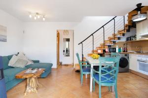 Una sala de estar con un sofá azul y una mesa. en Amadeus, en La Oliva