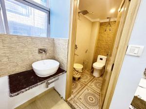 Hotel Jai Balaji Near New Delhi Railway Station في نيودلهي: حمام مع حوض ومرحاض