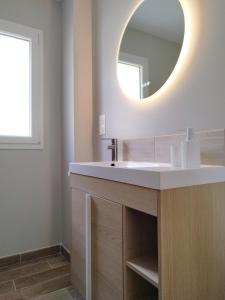Maisons的住宿－Comme à la "MAISONS"，一间带水槽和镜子的浴室