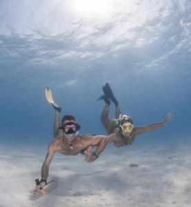 dos personas flotando en el agua en el océano en Miyaru Lodge Divers en Mandhoo
