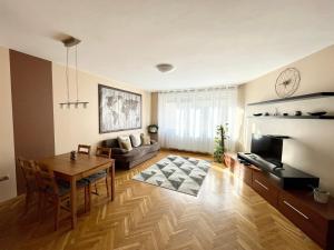 uma sala de estar com uma mesa e um sofá em Citymajor Apartment-Free parking em Budapeste