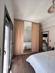 een slaapkamer met een bed en een groot glazen raam bij KONTIS' Deluxe furnished apartment in Loutraki