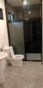e bagno con servizi igienici e doccia in vetro. di Steffen Resort a Dinalupihan
