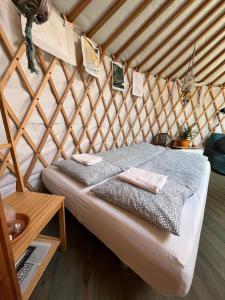 - une chambre avec un lit dans une yourte dans l'établissement GaiaMenedék Jurta, à Bakonynána