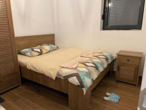 a small bedroom with a bed with a nightstand and a bed sidx sidx sidx at LonVilla's in Štrpce