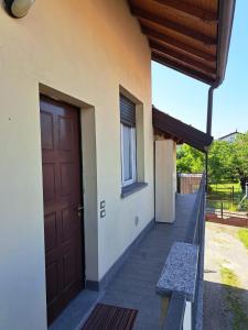 uma porta de uma casa com um banco ao lado em Monza B&B em Lissone