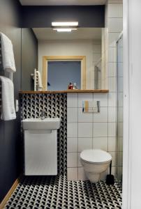 W łazience znajduje się toaleta, umywalka i lustro. w obiekcie RESET Mielno w mieście Mielno
