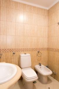 uma casa de banho com um WC e um lavatório em Paulo Guest Apartment nas Caldas da Rainha