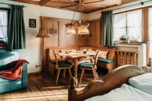 - une salle à manger avec une table et des chaises dans l'établissement Fiakerhof, à Garmisch-Partenkirchen