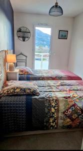Ліжко або ліжка в номері Appartement neuf, avec vue montagnes.