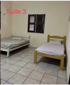 um quarto com duas camas e uma janela em Casa de Praia na Tabuba-Ceará em Caucaia