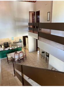 une chambre avec une table et des chaises ainsi qu'une cuisine dans l'établissement Casa de Praia na Tabuba-Ceará, à Caucaia